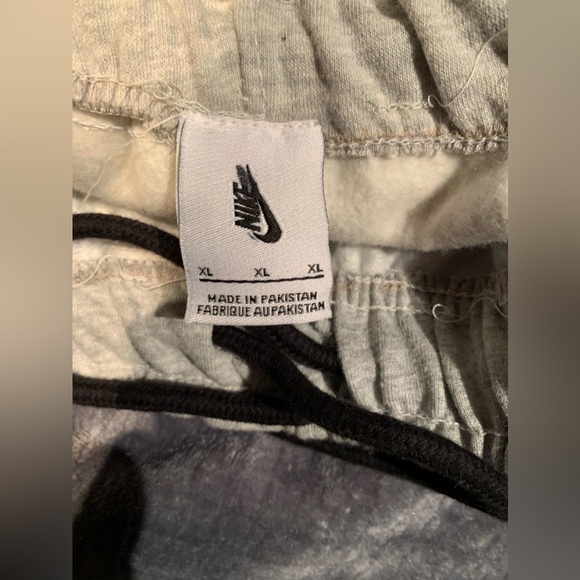 Brand new Nike Fleece Tech Shorts Men’s XL - Picture 3 of 3